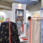 駅でリアル「鏡よ、鏡」!遠隔ファッション診断、長野から品川へ
